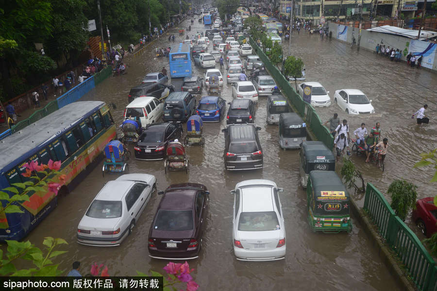 孟加拉國暴雨導致洪水泛濫 街頭交通癱瘓