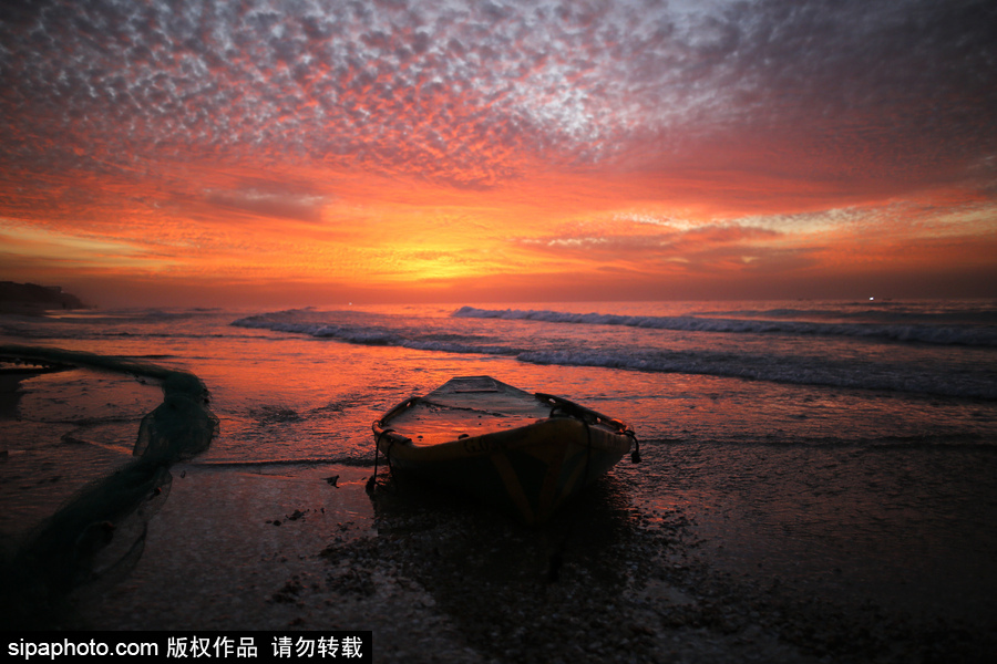 加沙海灘日落美景 殘陽映紅天際