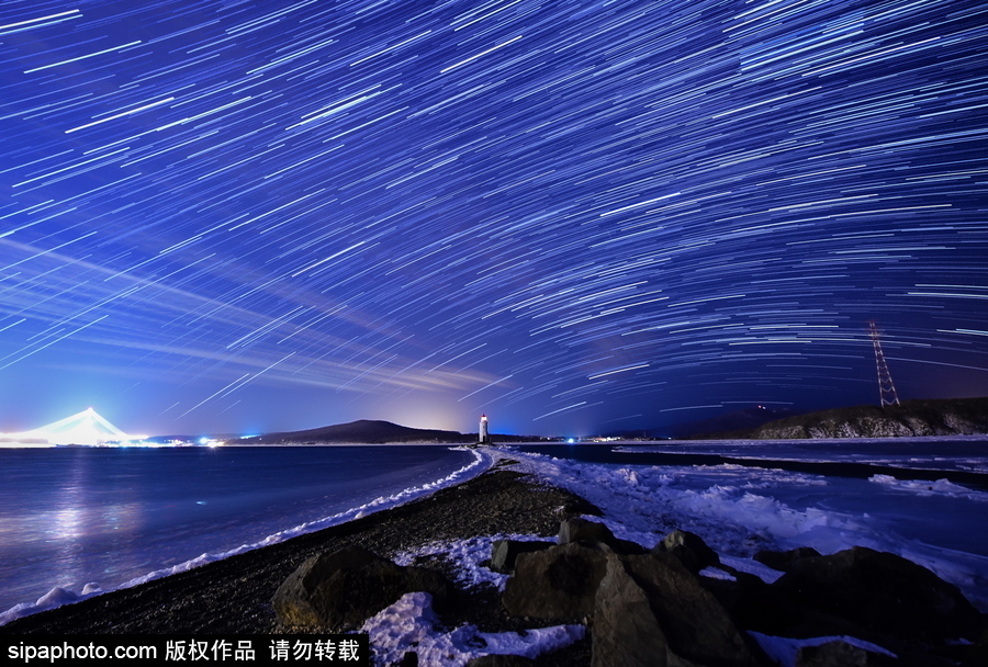 俄羅斯海參崴上空現(xiàn)雙子座流星雨 盛大壯觀宛如仙境