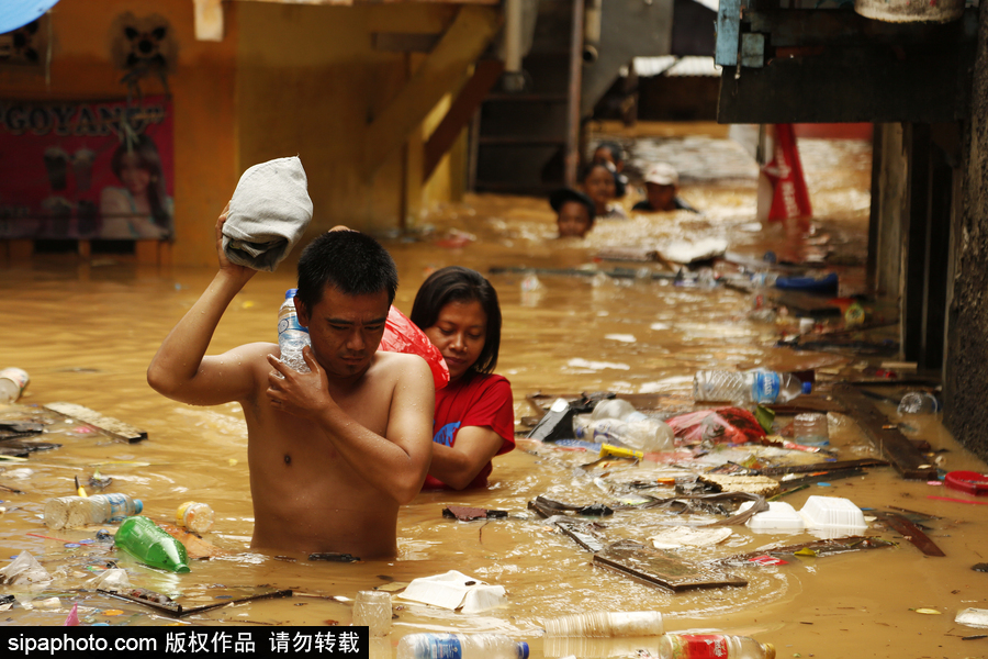 印尼雅加達突發洪水 民眾淌水生活