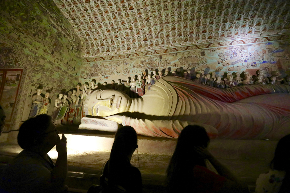 “重走古絲路 奏響大合唱”活動一行考察莫高窟